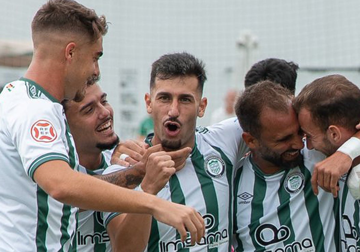 Los jugadores del Torremolinos celebran un gol.
