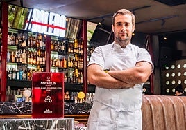 Fernando Alcalá, en Bolero, con la placa que le acredita como Bib Gourmand.