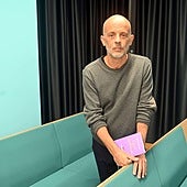 El poeta Francisco García Castro, antes de la presentación de su último poemario en Estepona.