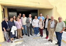 El alcalde, con el concejal y miembros de la hermandad.