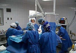 Cirujanos en plena operación en un quirófano.