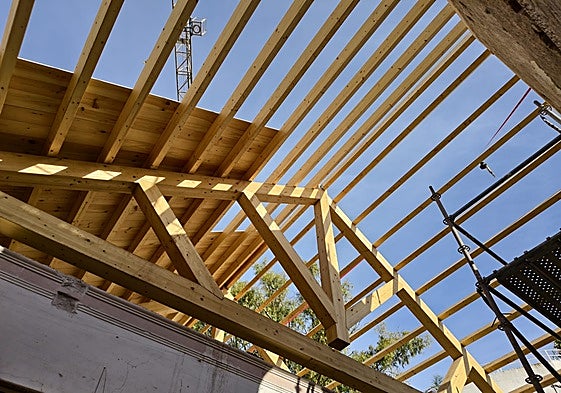 Estructura del nuevo tejado de la casa señorial.