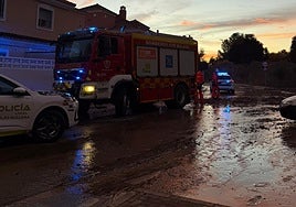Efectivos de la Policía Local y de Bomberos del Consorcio Provincial, en la tarde de este jueves en la zona inundada en Chilches.