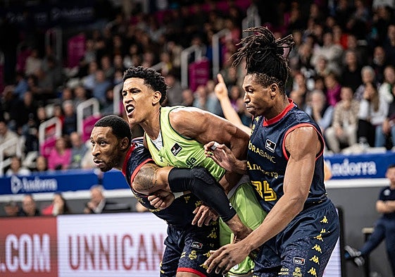 Okoye y Pons impiden el avance de Tyson Pérez.