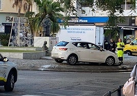 Aparatoso accidente en Fuente Olletas: un coche se queda 'aparcado' encima de la rotonda