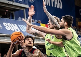 McKoy trata de anotar ante Tillie y Balcerowski.