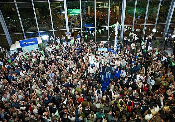 Moreno, rodeado de los compromisarios tras ser proclamado presidente.