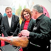 María Jesús Montero ayer con Luis Planas en Villanueva de Córdoba.