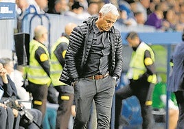 Sergio Pellicer, algo cabizbajo y pensativo durante el derbi del sábado en La Rosaleda.