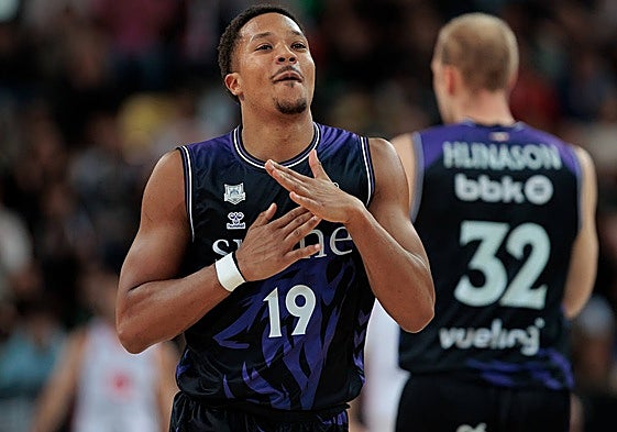 Melwin Pantzar celebra una canasta en el partido contra el Zaragoza.