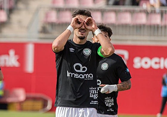 El extremo del Torremolinos Álex Camacho celebró así su quinto gol liguero esta campaña.