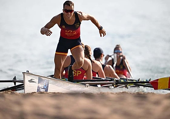 Pablo Hermoso, en primer plano, se dispone a bajar del bote para correr el 'sprint' en la orilla al término de una de las eliminatorias de este domingo.