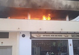 Imagen de las llamas, este domingo en la vivienda de Algarrobo Costa.