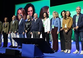 Navarro, la segunda por la derecha, junto a Elías Bendodo, en la clausura del congreso.