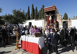 Se celebró una misa al llegar la imagen patronal al campo santo antequerano