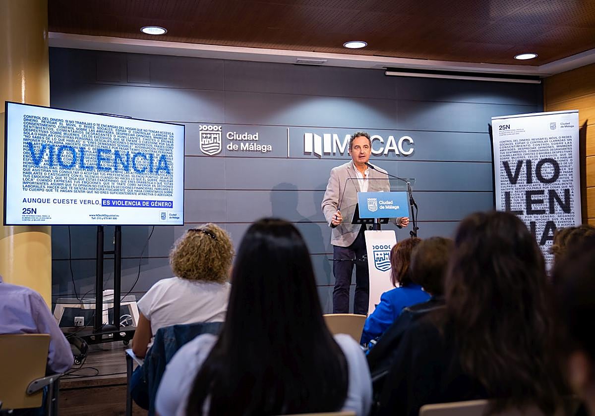 Francisco Cantos, concejal delegado de Derechos Sociales, en la presentación de la campaña del Consistorio para el 25-N.