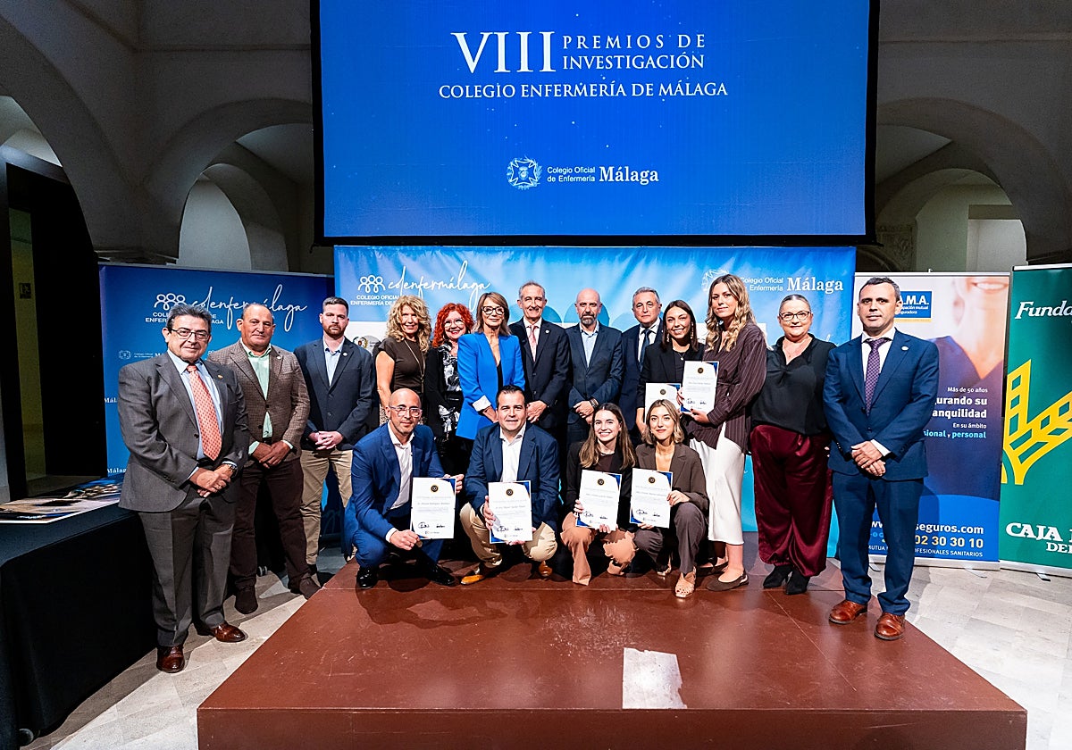 Los premiados y asistentes a la gala posan con sus diplomas.