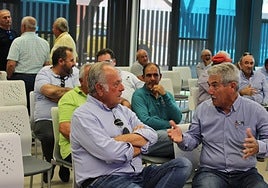 Francisco Espinosa Vega, presidente de la Junta Central de Usuarios del Guadalhorce, conversa con varios asistentes durante la reunión celebrada en la comarca.