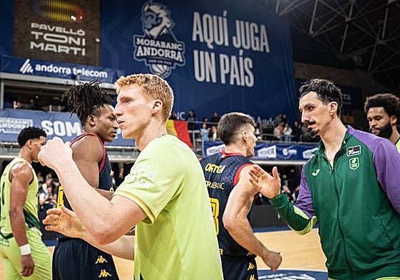 Los jugadores del Unicaja saludan a los del Andorra al término del partido del sábado.