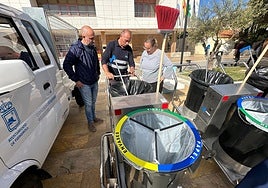 Un operario muestra a la alcaldesa el funcionamiento de los carros de mano eléctricos.