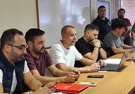 Un momento de la asamblea de trabajadores, celebrada esta tarde en la Estación de Autobuses.