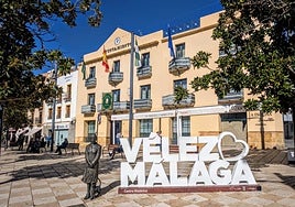 Fachada principal del Ayuntamiento veleño en la céntrica plaza de Las Carmelitas.