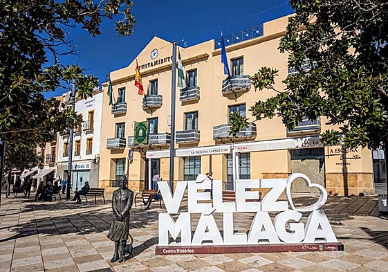 Fachada principal del Ayuntamiento veleño en la céntrica plaza de Las Carmelitas.