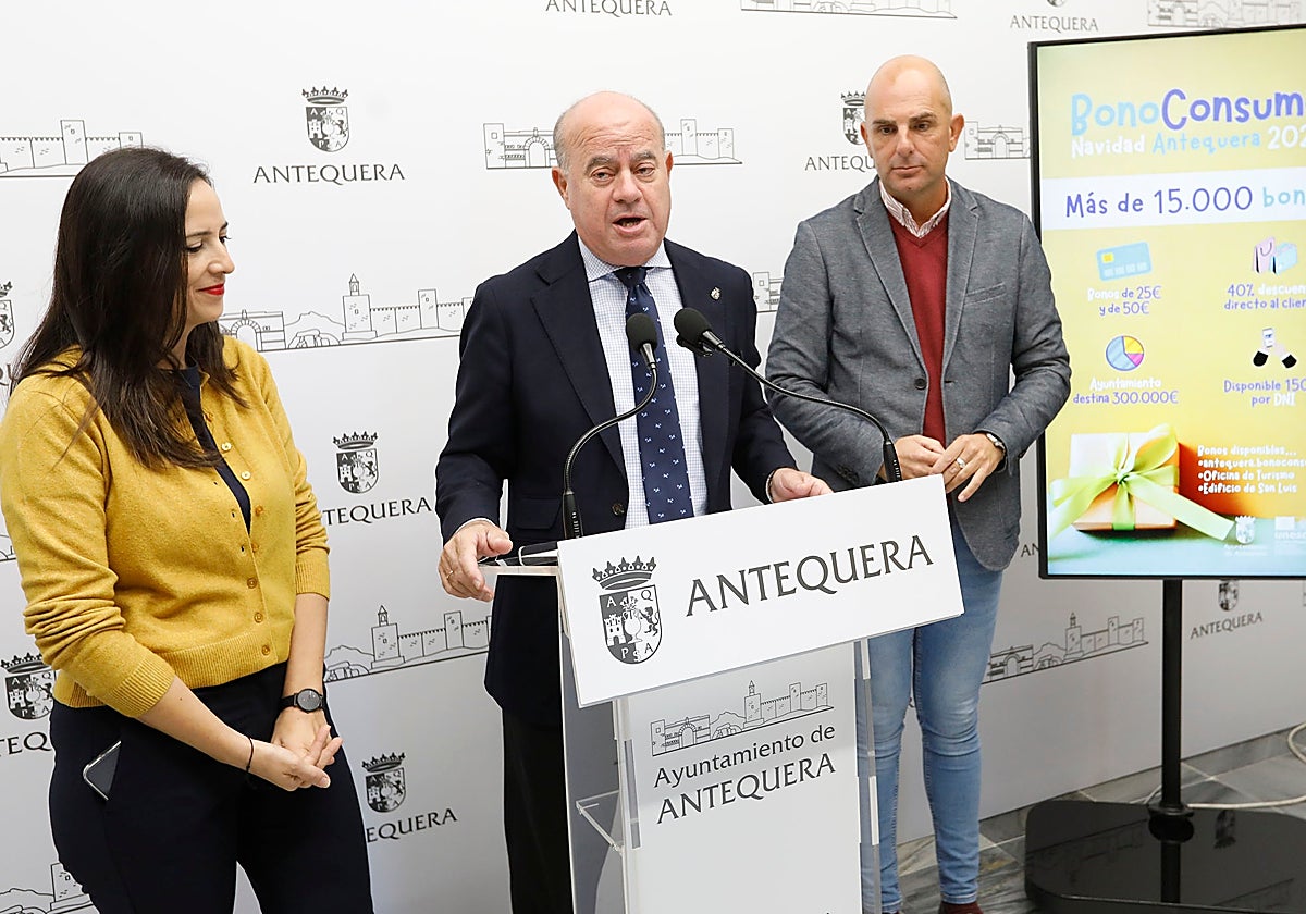 La teniente de alcalde Ana Cebrián, el alcalde Manuel Barón y el gerente de la ACIA, Jaime Barranco