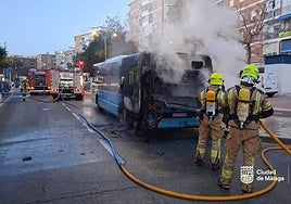 Efectivos de Bomberos han intervenido esta mañana en la extinción del incendio de un autobús de la EMT