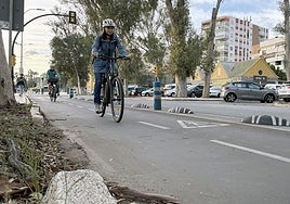 Ciclistas en el carril bici de Pedregalejo, junto a los Baños del Carmen.