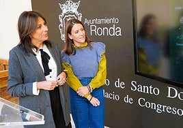 La alcaldesa de Ronda, Mari Paz Fernández junto a la concejala de Fiestas, Rebeca Muñoz.