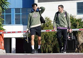 Djedovic e Ibon Navarro, ayer a la salida del Carpena camino del aeropuerto.