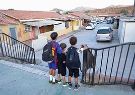 Niños vecinos de Los Asperones, preparados para ir al colegio, en uno de los primeros días de este curso.