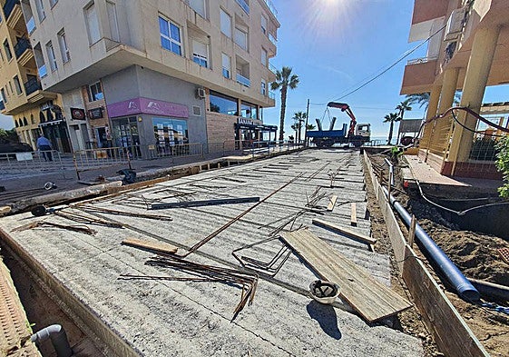 Obras para la creación del espacio peatonal sobre el arroyo Pajaritos.