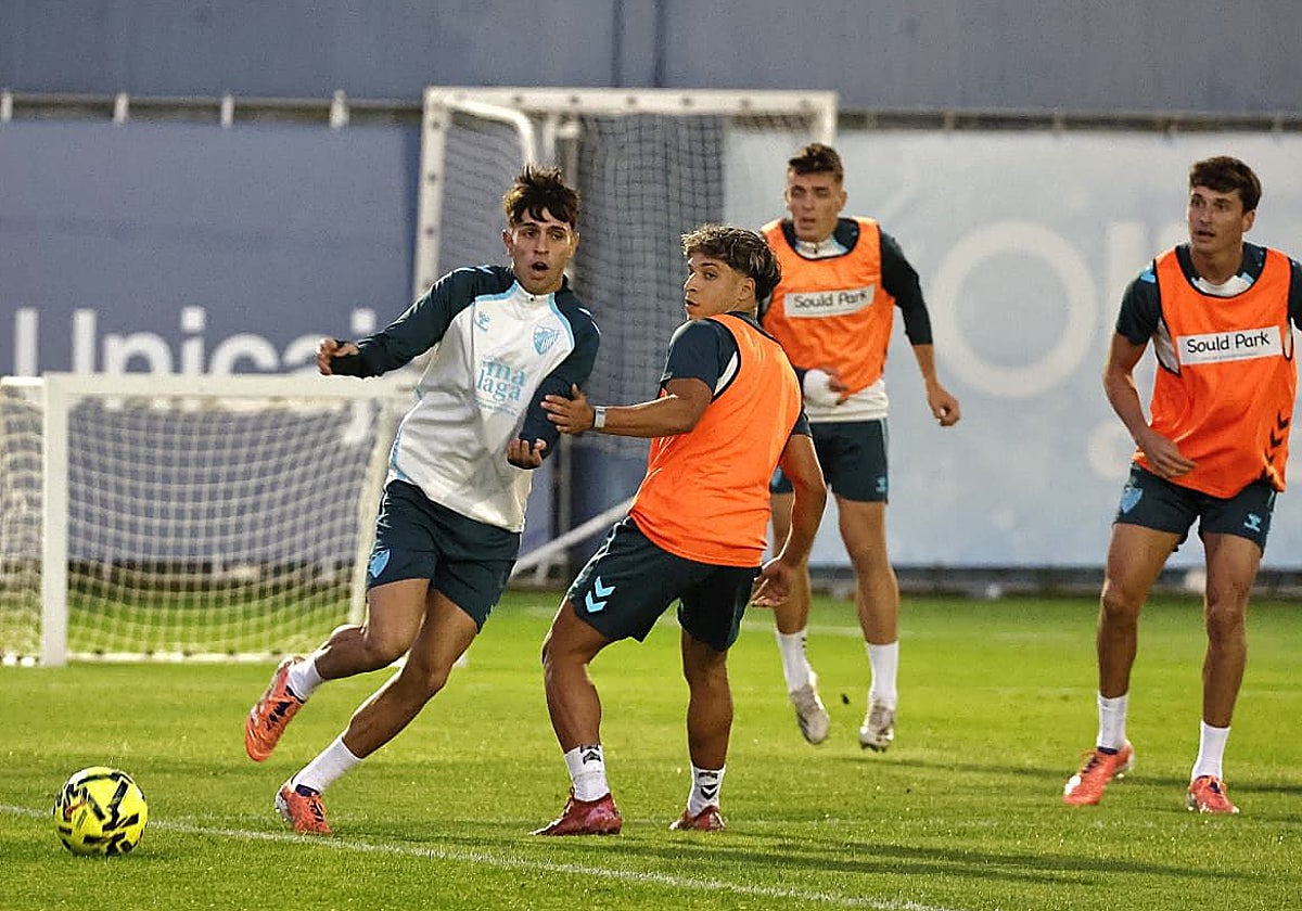 Izan Merino y Haitam, en primer plano, durante el entrenamiento de la tarde del lunes.