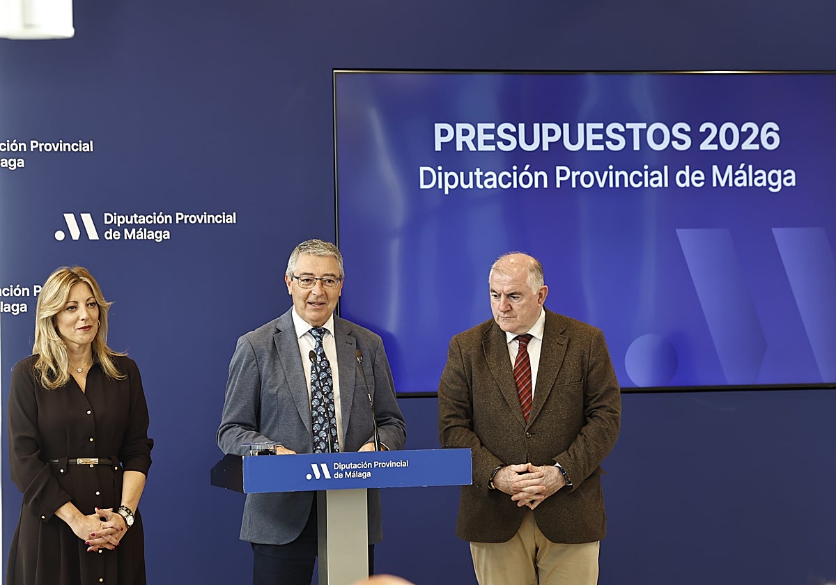 Salado, en el centro, junto a Martínez y Marmolejo.