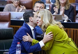 Juanma Moreno saluda a Carolina España tras su defensa de los Presupuestos.