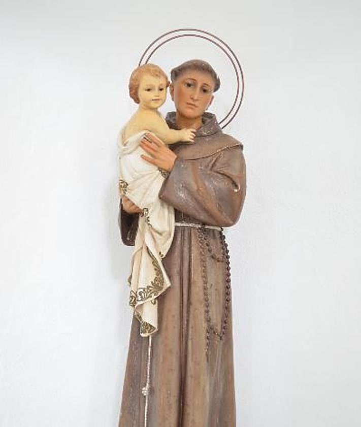 Imagen secundaria 2 - La capilla tiene pocas décadas de vida, pero tiene un curioso origen (Foto 1). El lugar donde se encuentra la ermita suele ser especialmente tranquilo (Foto 2). Imagen de San Antonio de Padua, patrón de Pujerra (Foto 3) 