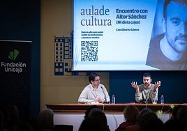 El dietista-nutricionista Aitor Sánchez charla con el periodista de SUR Alberto Gómez.