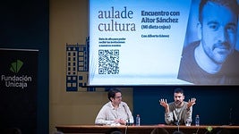 El dietista-nutricionista Aitor Sánchez charla con el periodista de SUR Alberto Gómez.