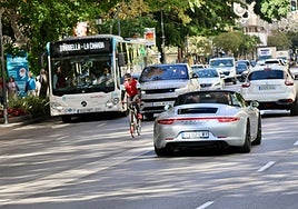 Autobús y otros vehículos circulando por la avenida Ricardo Soriano.