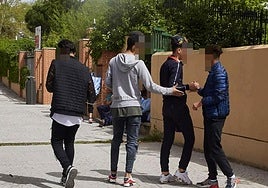 Imagen de archivo de un grupo de menores junto a un centro de protección.