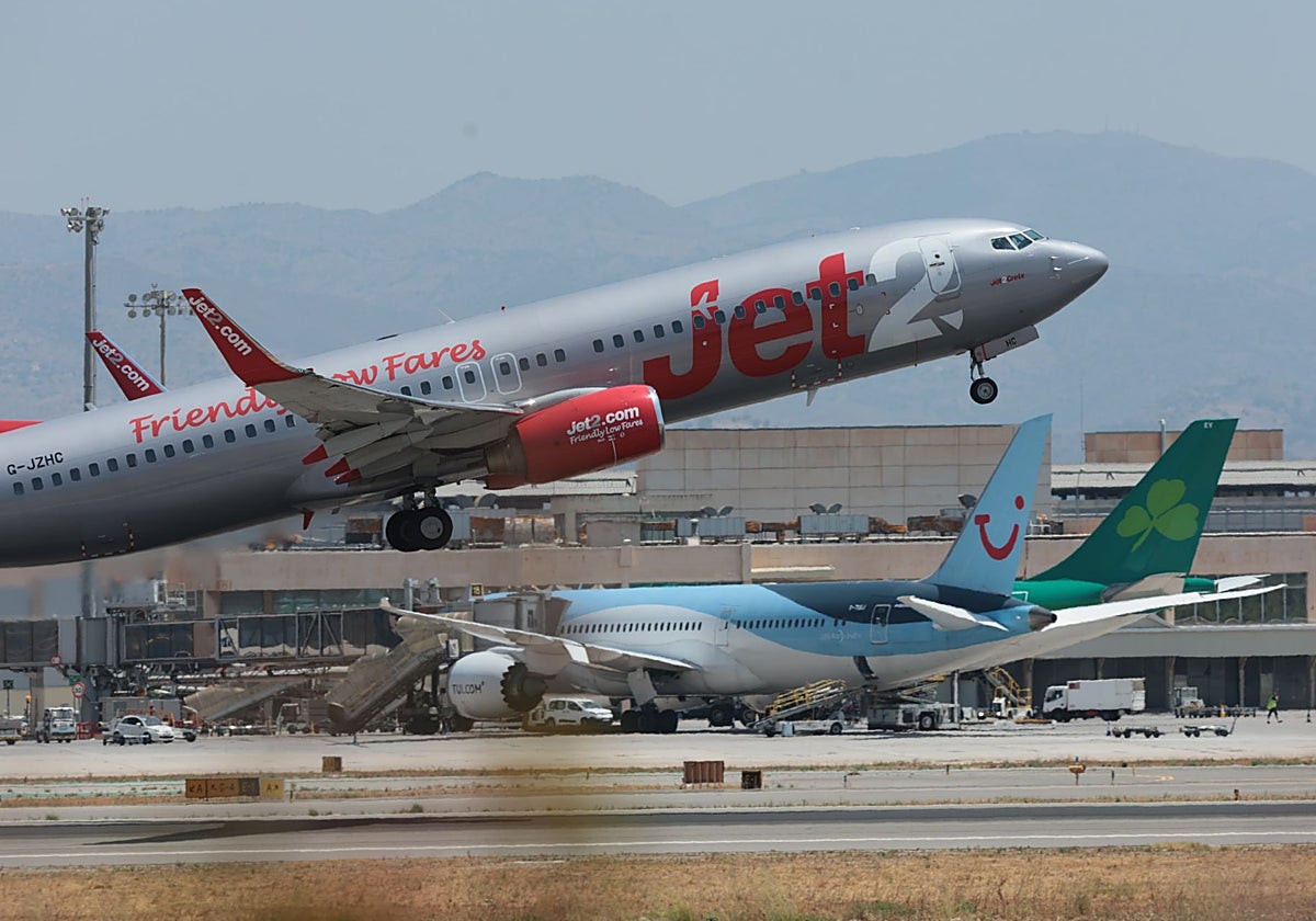 Un avión de Jet2.com despega del aeropuerto de Málaga.