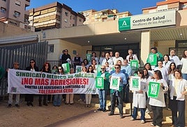 Concentración este miércoles en el centro sanitario.