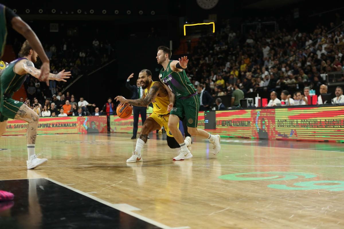La victoria del Unicaja en la pista del Mersin turco, en imágenes