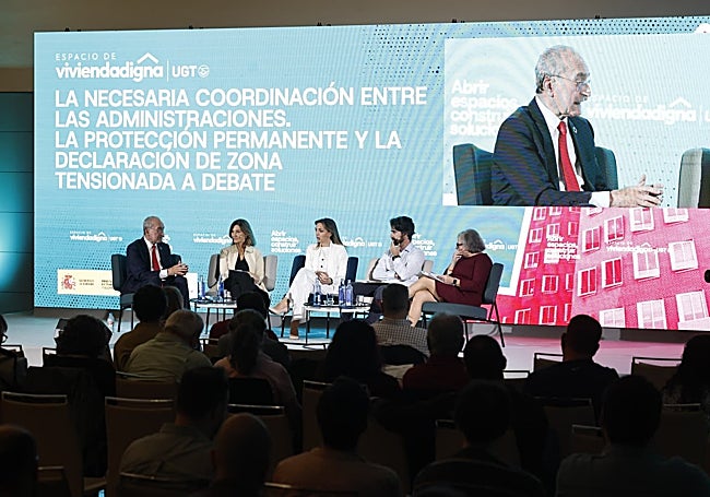 Participantes en la mesa del foro de vivienda de UGT sobre vivienda protegida y alquileres.