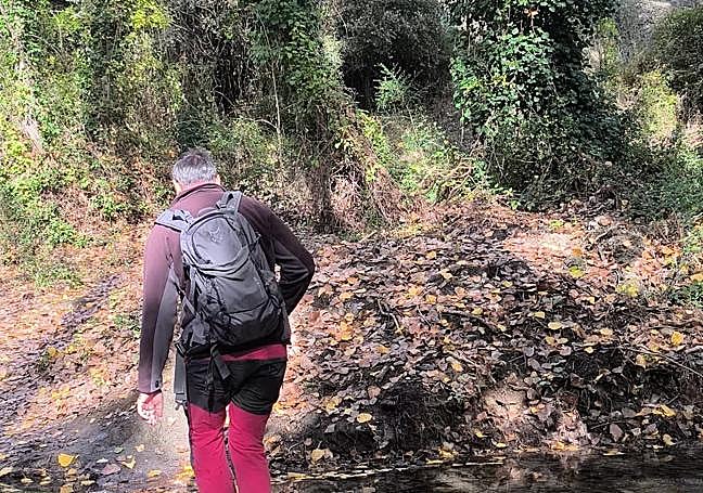 En el ecuador del sendero hay que vadear un afluente del Genal