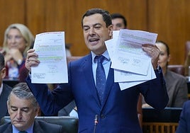 Juanma Moreno enseña contratos de conciertos sanitarios firmados por María Jesús Montero en su época de consejera.