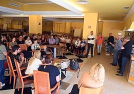 Trabajadores en el interior del hotel, donde se mantiene el encierro indefinido.