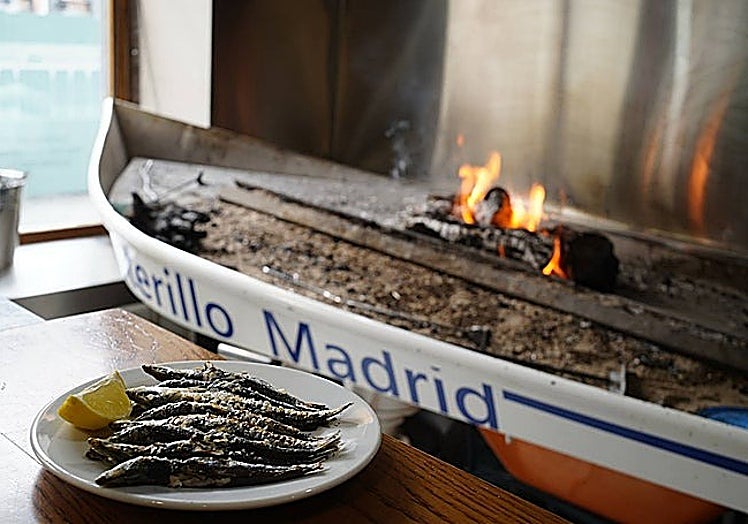 Característica barca para espetos en el primero que abrió en Madrid, en la plaza de San Miguel.